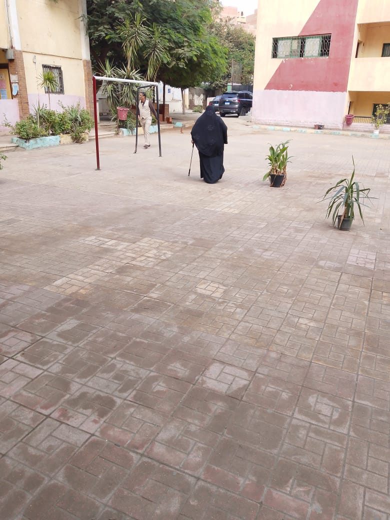 سيدة مسنة تتكئ على عكازها للإدلاء بصوتها في الانتخابات سيدة مسنة تتكئ على عكازها للإدلاء بصوتها في الانتخابات