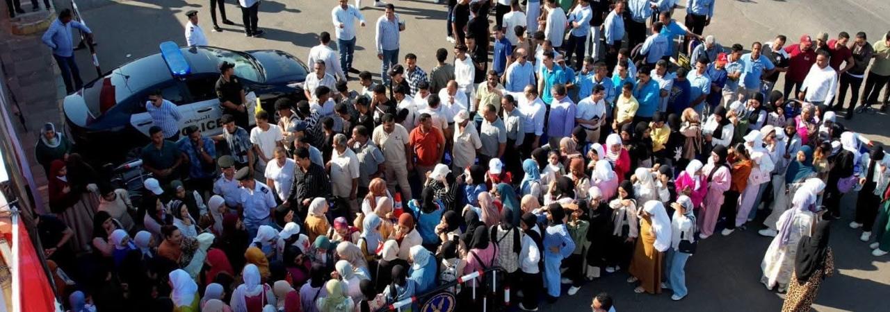 توافد الناخبون على لجنان انتخابات مجلس النواب فى سفاجا (5)