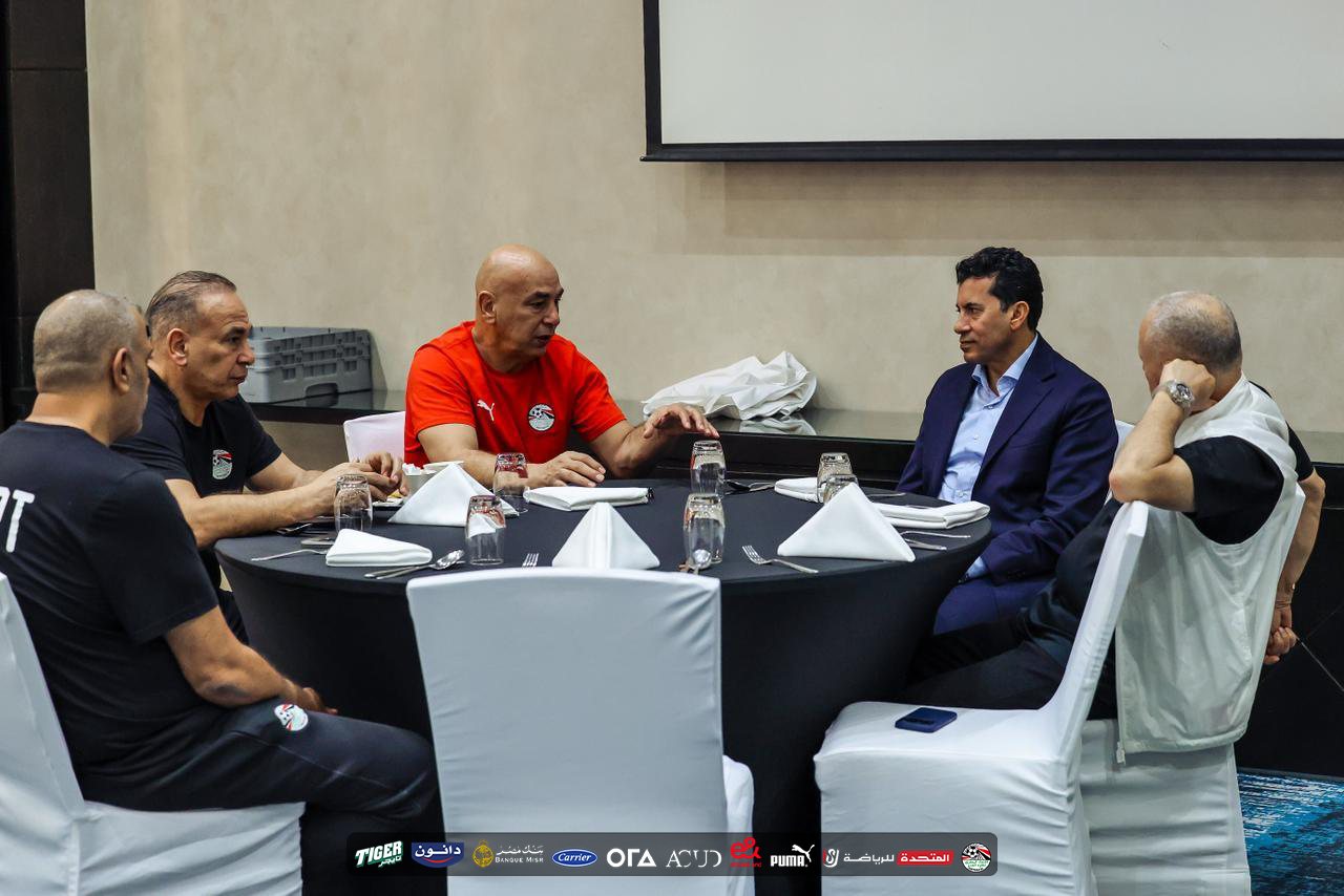 جلسة الوزير وابو ريدة مع جهاز المنتخب