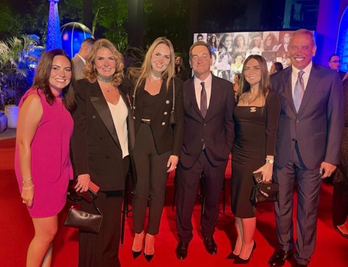 يسرا في حفل تكريمها بالسفارة الفرنسية