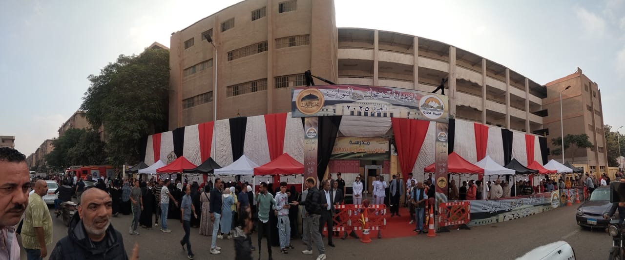 طابور طويل من الناخبين والناخبات أمام مدرسة عثمان بن عفان المنيرة الغربية بإمبابة طابور طويل من الناخبين والناخبات أمام مدرسة عثمان بن عفان المنيرة الغربية بإمبابة