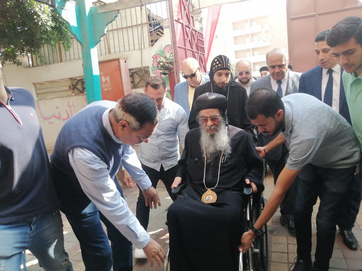 مطران الفيوم يدلي بصوته فى انتخابات مجلس النواب (1)