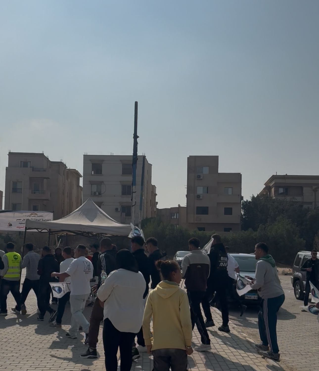 تزاحم وطوابير أمام مدارس الحي المتميز بأكتوبر للإدلاء بأصواتهم في انتخابات مجلس النواب (5)