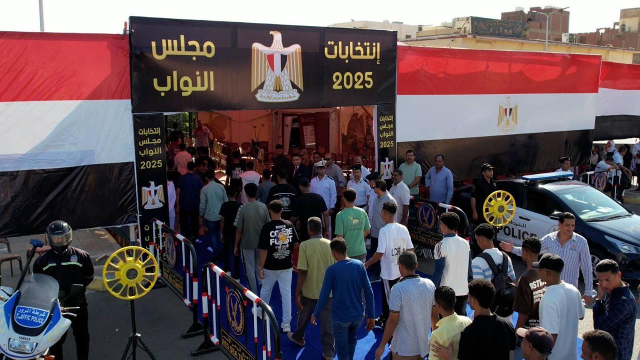 توافد الناخبون على لجنان انتخابات مجلس النواب فى سفاجا (1)