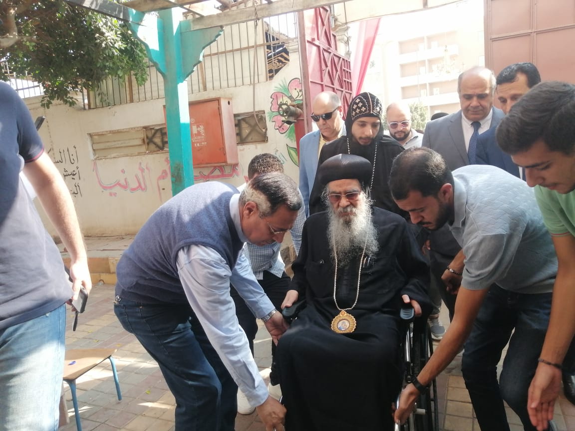 مطران الفيوم يدلي بصوته فى انتخابات مجلس النواب (4)