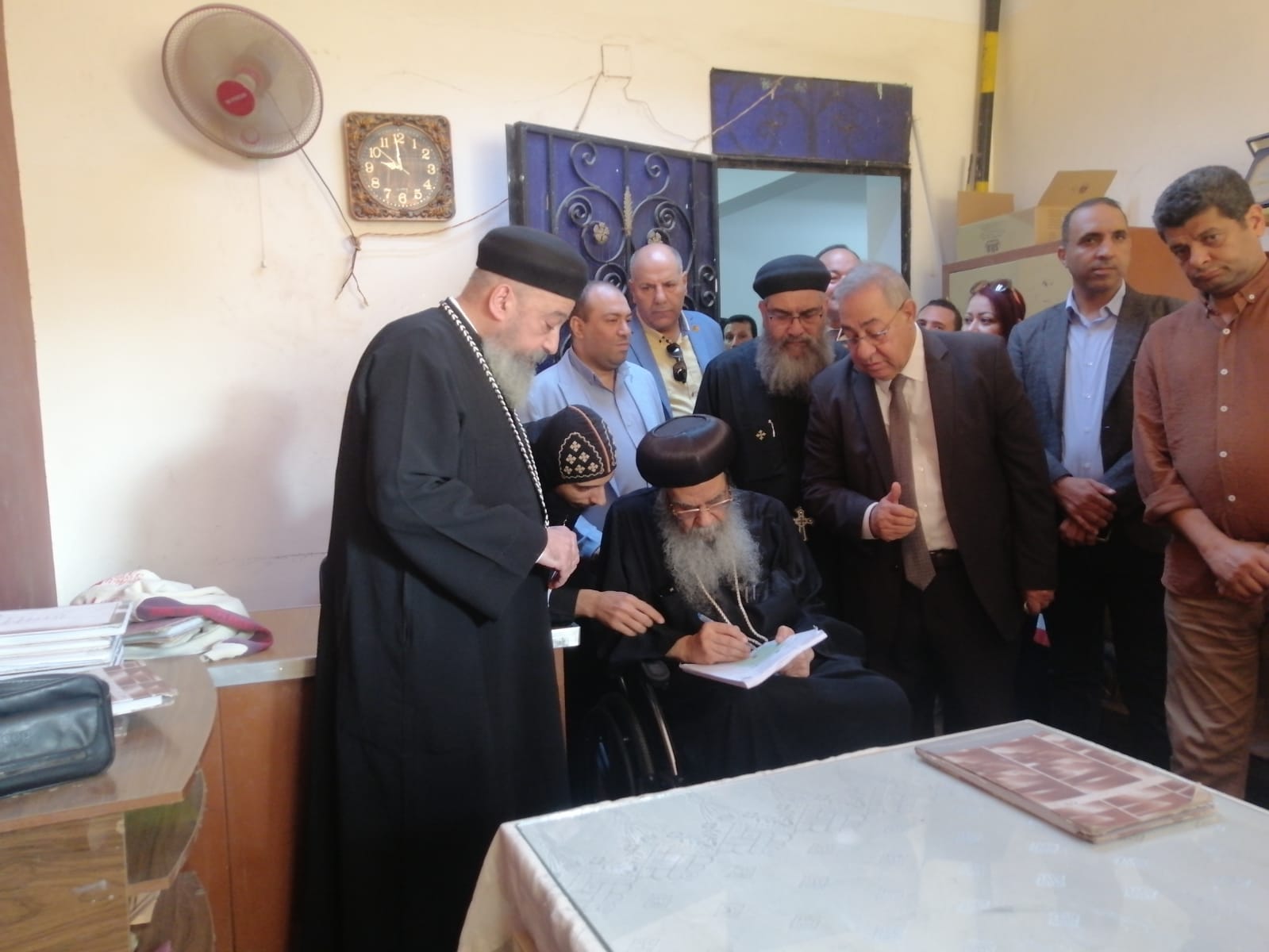 مطران الفيوم يدلي بصوته فى انتخابات مجلس النواب