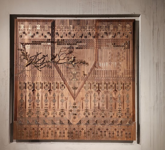 عمل فني بالخشب والمعدن محفور بغرز التطريز الفلسطيني