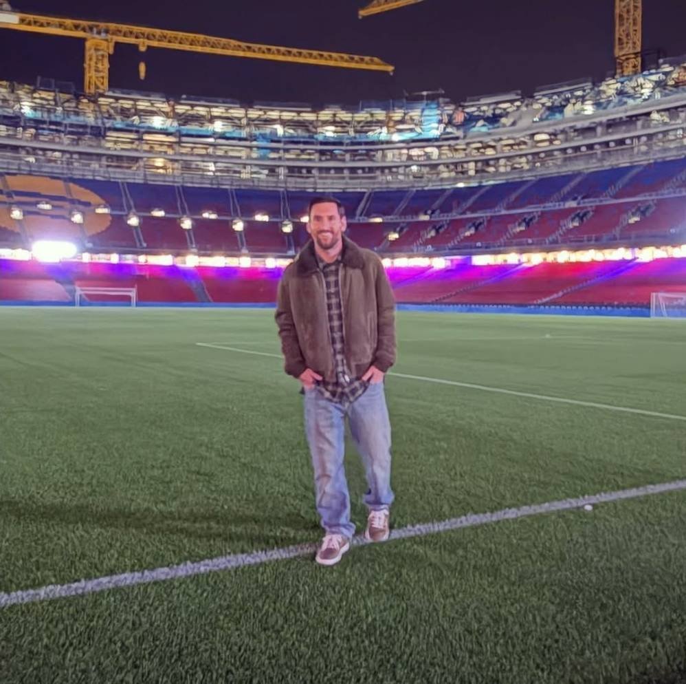 ميسي يزور ملعب كامب نو ميسي يزور ملعب كامب نو