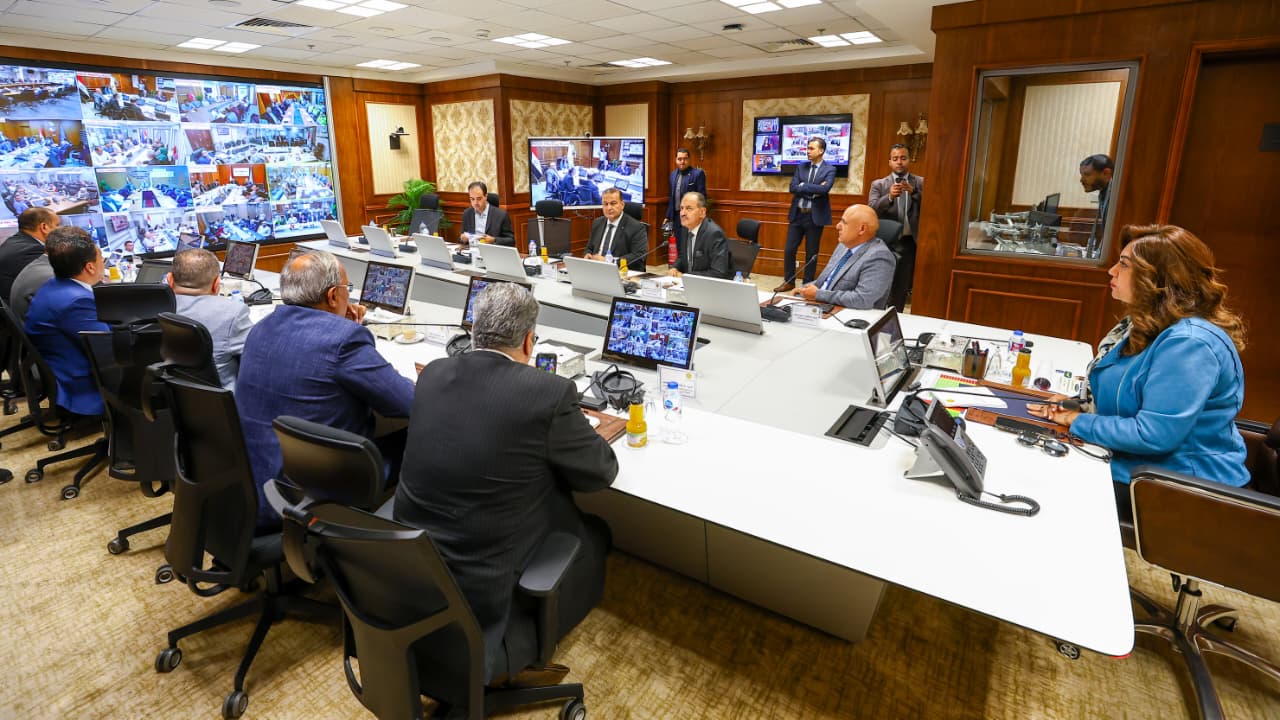 وزيرة التنمية المحلية تتابع سير انتخابات مجلس النواب مع المحافظين وزيرة التنمية المحلية تتابع سير انتخابات مجلس النواب مع المحافظين