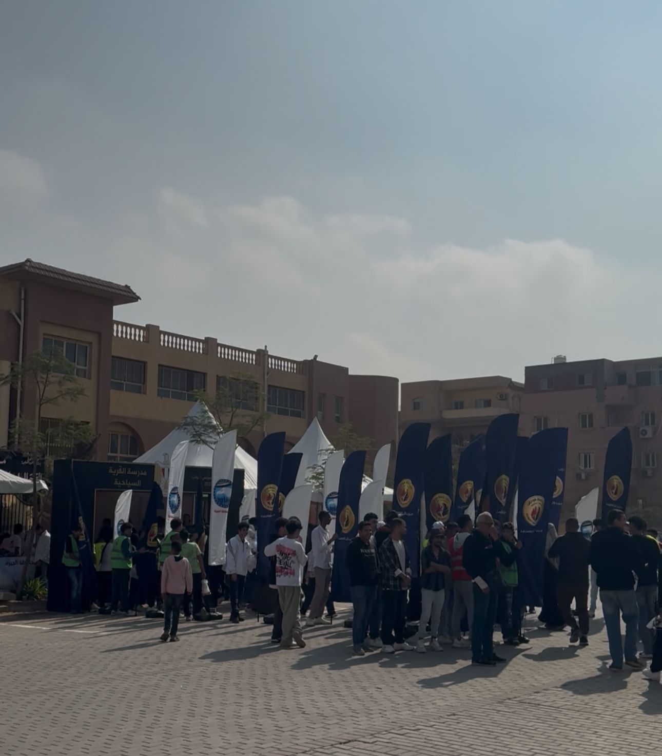 تزاحم وطوابير أمام مدارس الحي المتميز بأكتوبر للإدلاء بأصواتهم في انتخابات مجلس النواب (3)