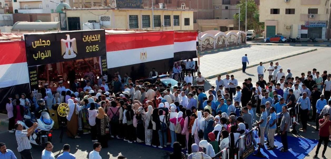 توافد الناخبون على لجنان انتخابات مجلس النواب فى سفاجا (2)