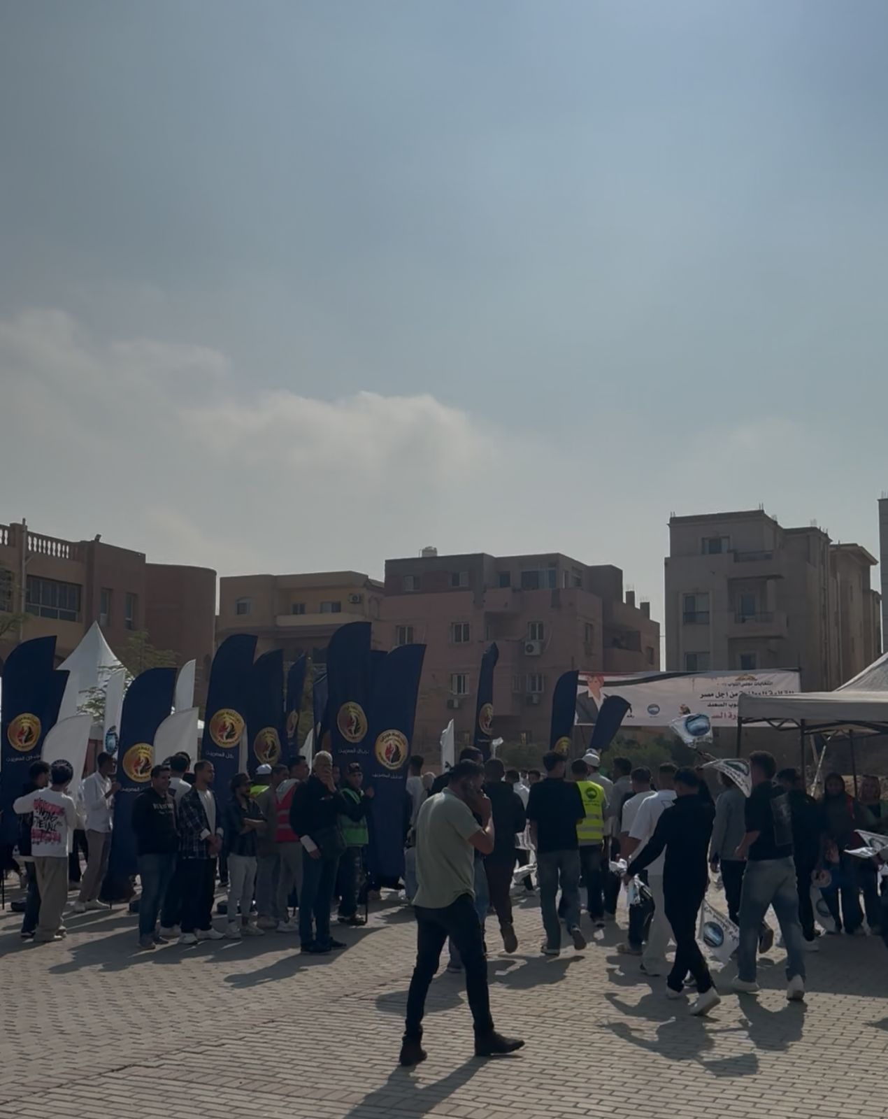 تزاحم وطوابير أمام مدارس الحي المتميز بأكتوبر للإدلاء بأصواتهم في انتخابات مجلس النواب (4)