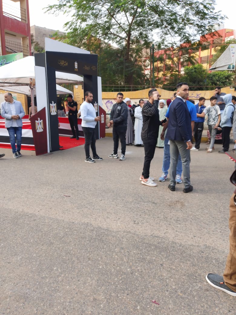 بدأ توافد عدد من المواطنين (2)