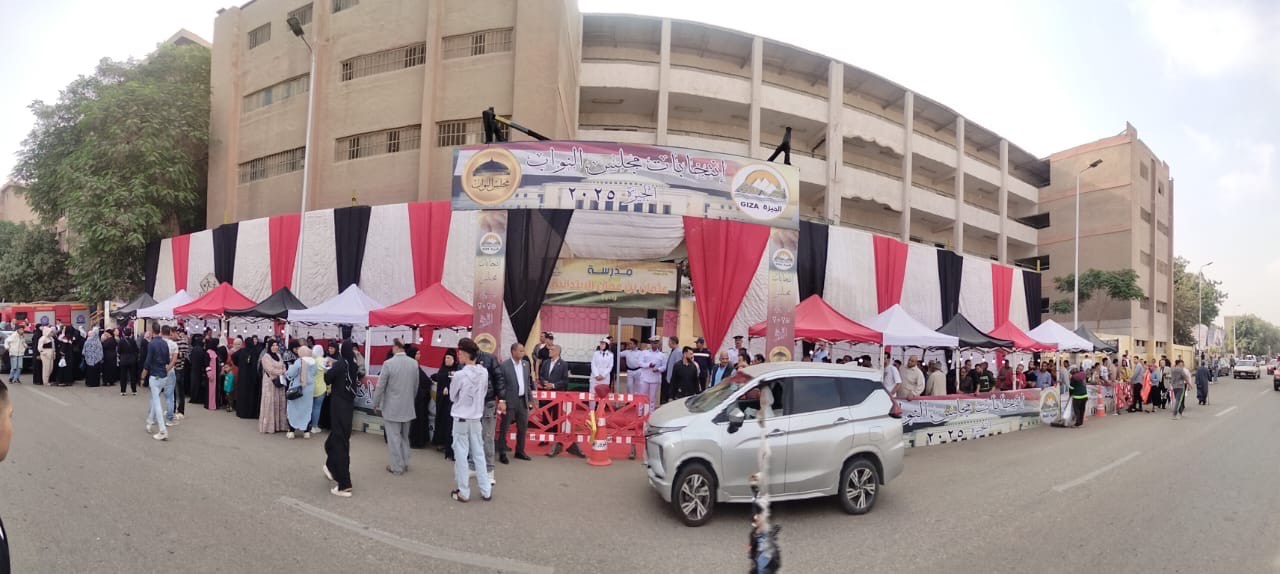 أطول طابور للناخبين والناخبات أمام مدرسة عثمان بن عفان المنيرة الغربية بإمبابة أطول طابور للناخبين والناخبات أمام مدرسة عثمان بن عفان المنيرة الغربية بإمبابة