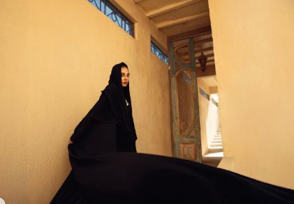 سلمي ابو ضيف بجلباب اسود فضفاض