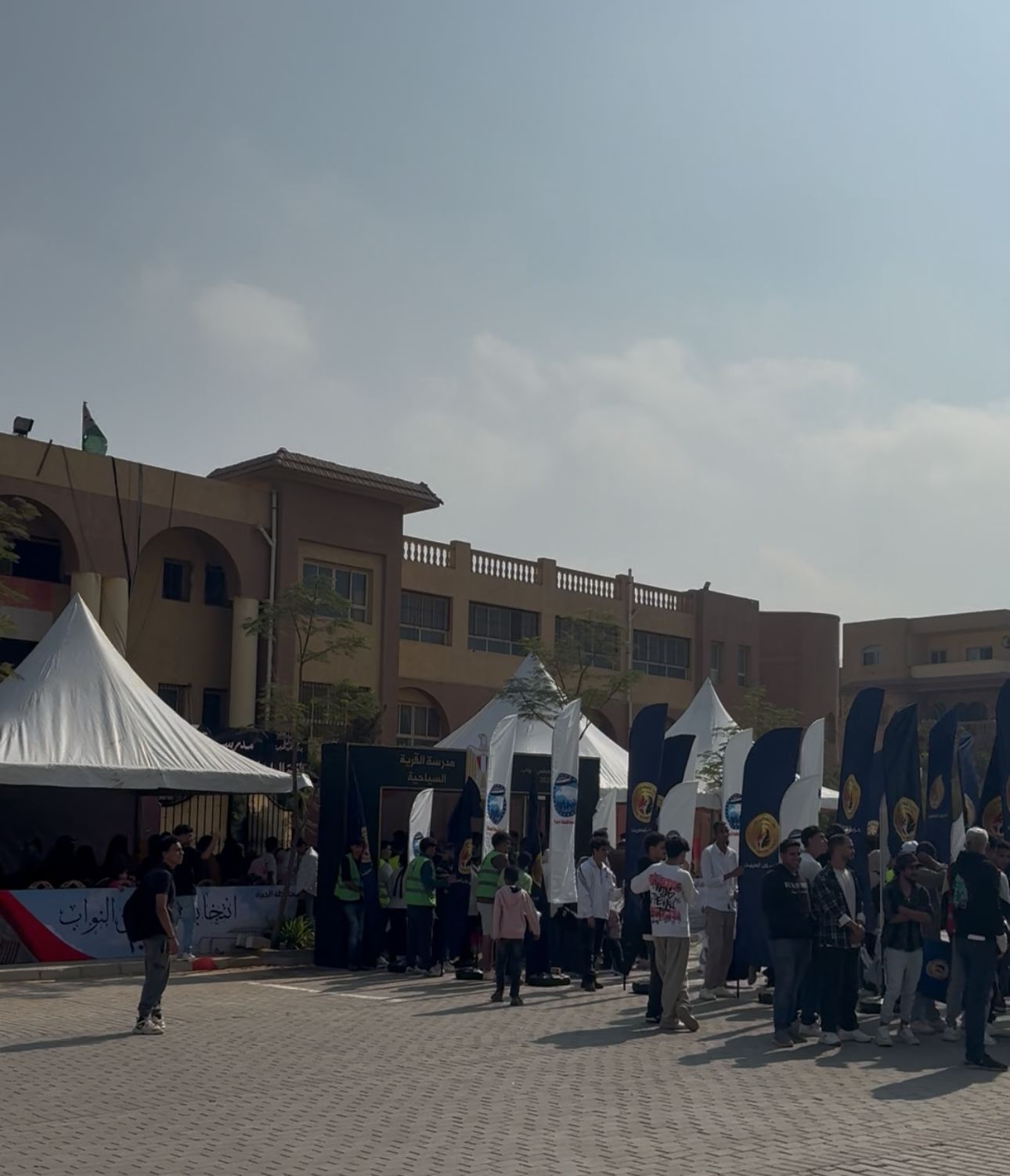 تزاحم وطوابير أمام مدارس الحي المتميز بأكتوبر للإدلاء بأصواتهم في انتخابات مجلس النواب (1)