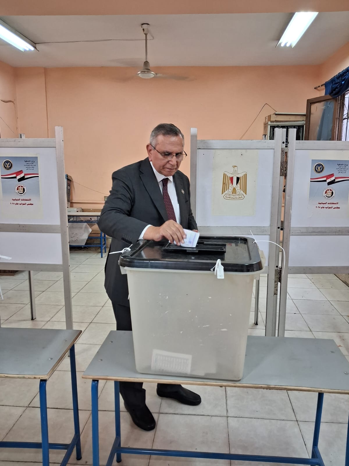 عبد السند يمامة يُدلى بصوته فى انتخابات مجلس النواب بمدرسة بدر الإعدادية بالدقى عبد السند يمامة يُدلى بصوته فى انتخابات مجلس النواب بمدرسة بدر الإعدادية بالدقى