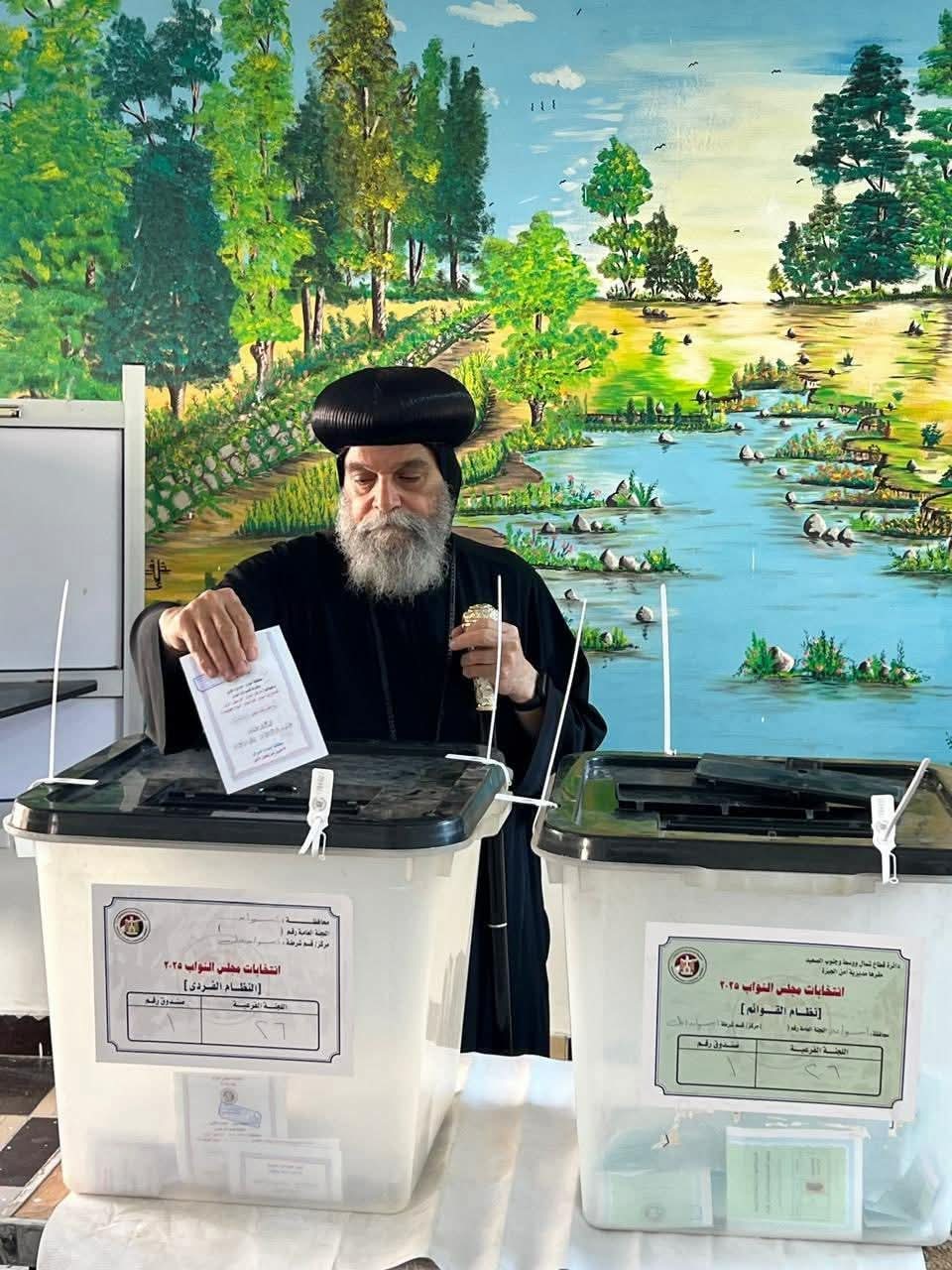 الأنبا بيشوي يُدلي بصوته في انتخابات مجلس النواب