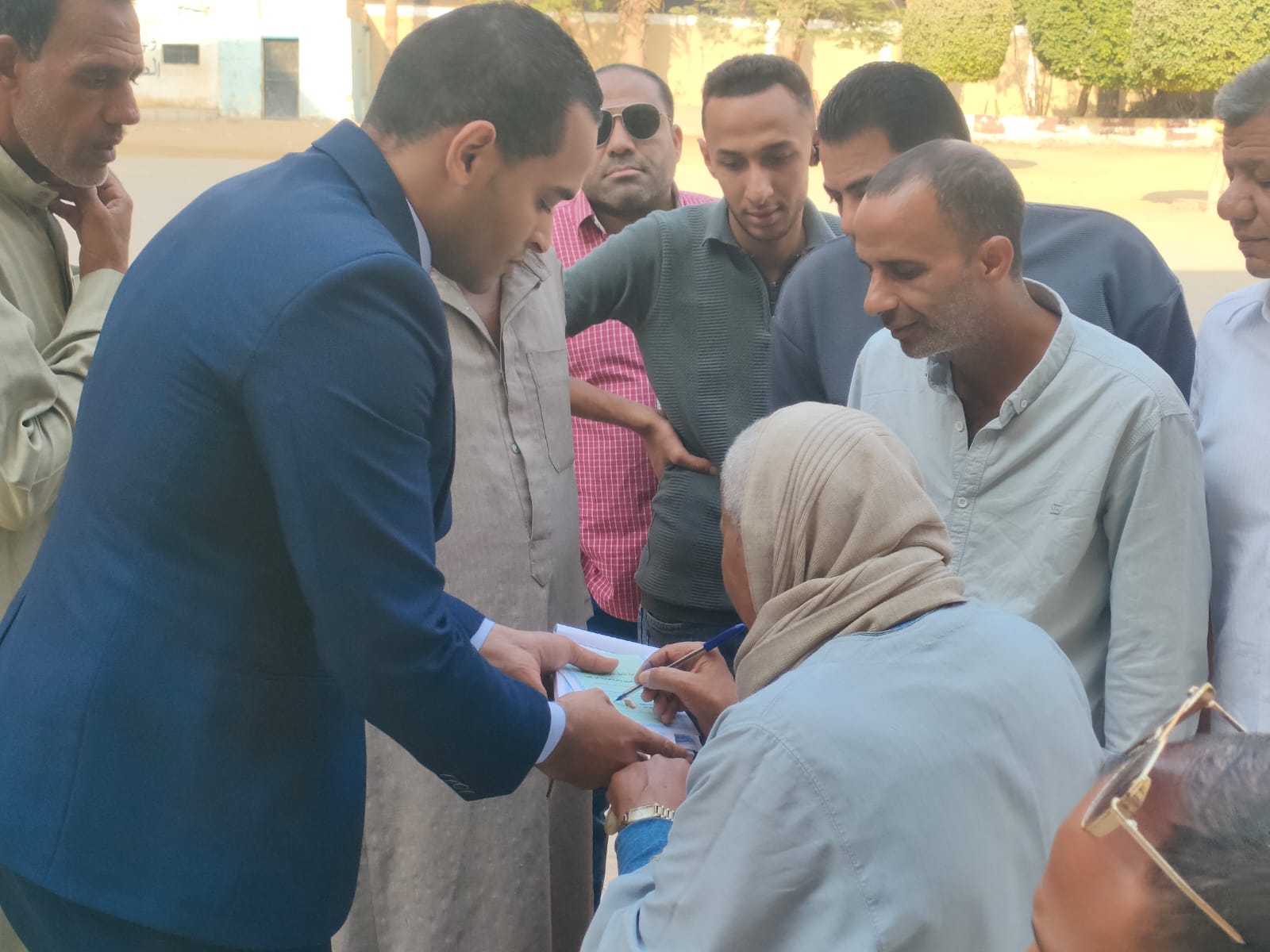 مسن خلال الادلاء بصوته في انتخابات مجلس النواب