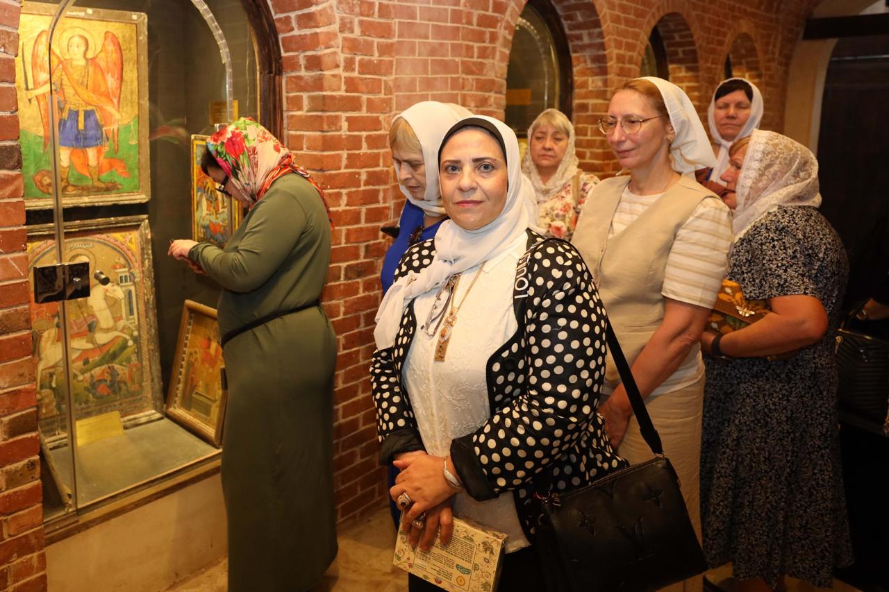 الأطلاع على الأثار بالكنيسة