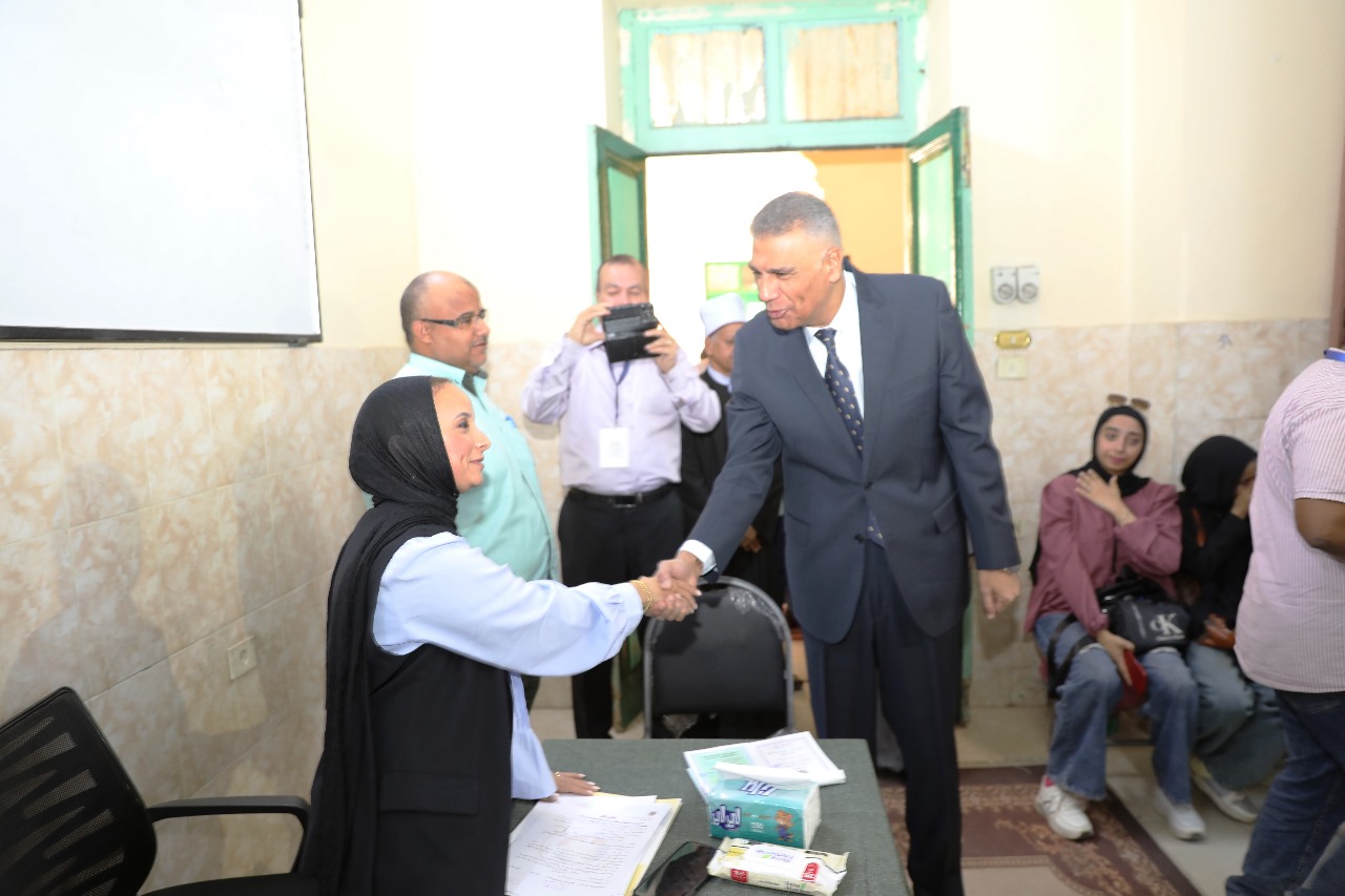 محافظ اسوان خلال الجولة محافظ اسوان خلال الجولة