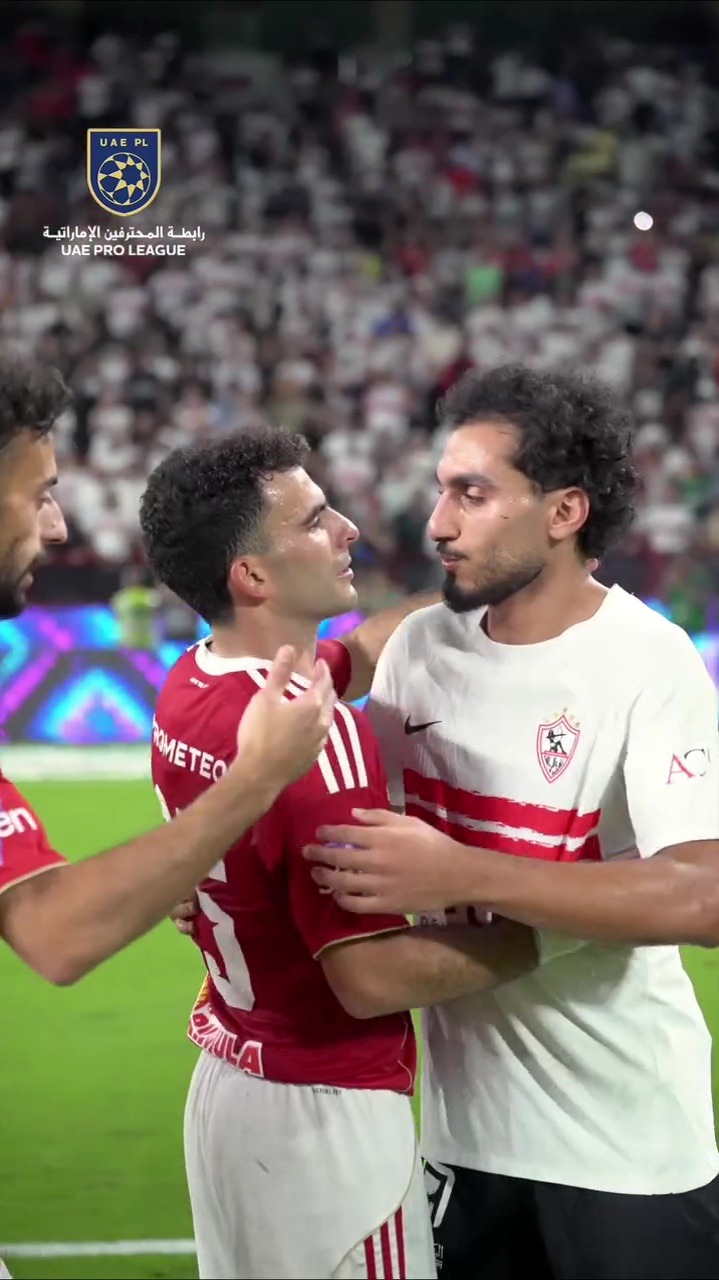 جانب من مصافحة زيزو للاعبين جانب من مصافحة زيزو للاعبين