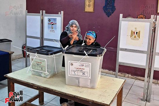 سيدة مسنة تدلى بصوتها فى انتخابات مجلس النواب بالدقى (4)