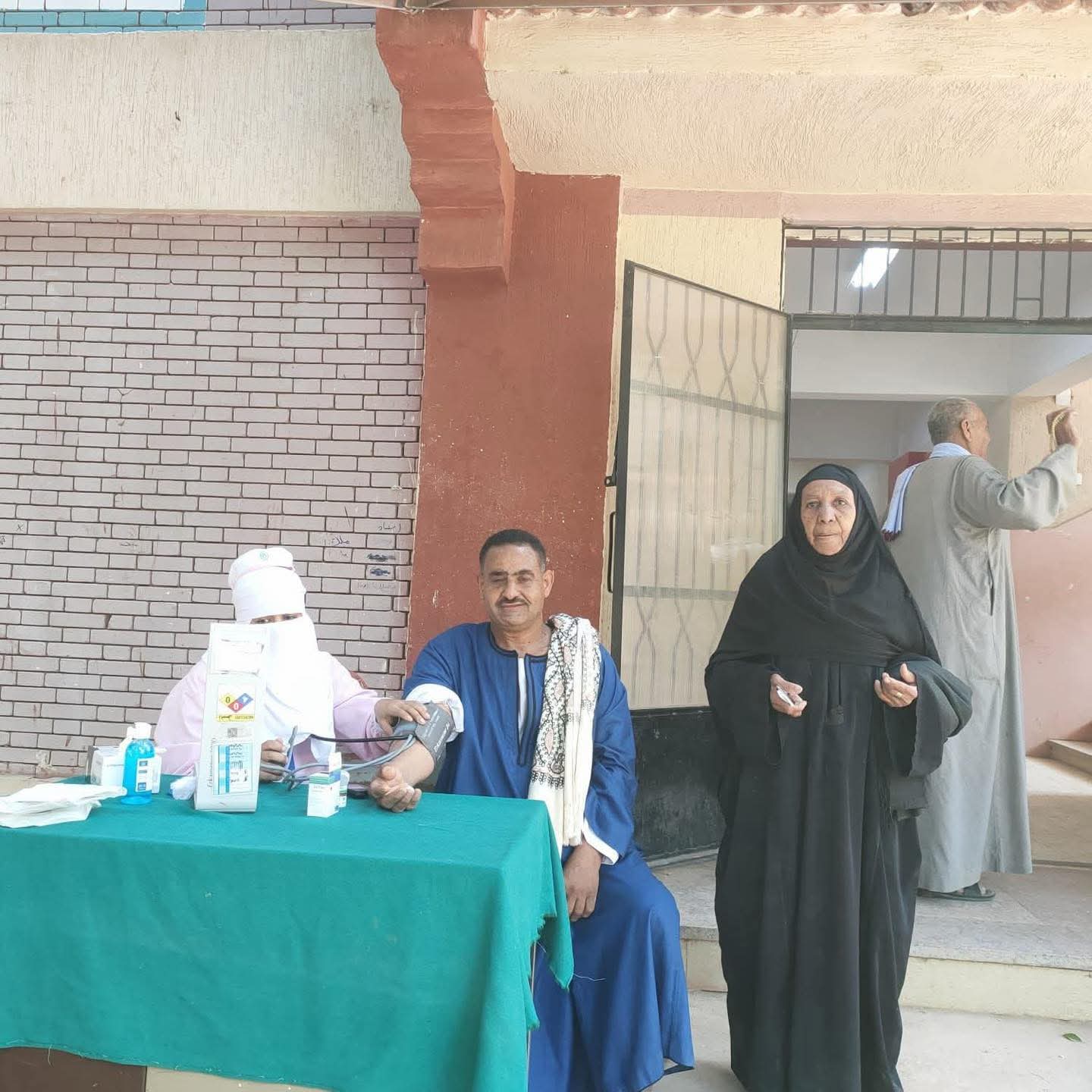 وزارة الصحة توفر الرعاية الطبية للناخبين (3)