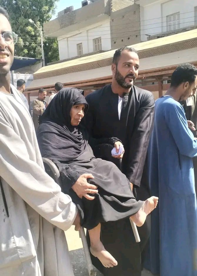 شباب إسنا يدعمون كبار السن للتصويت في لجان انتخابات