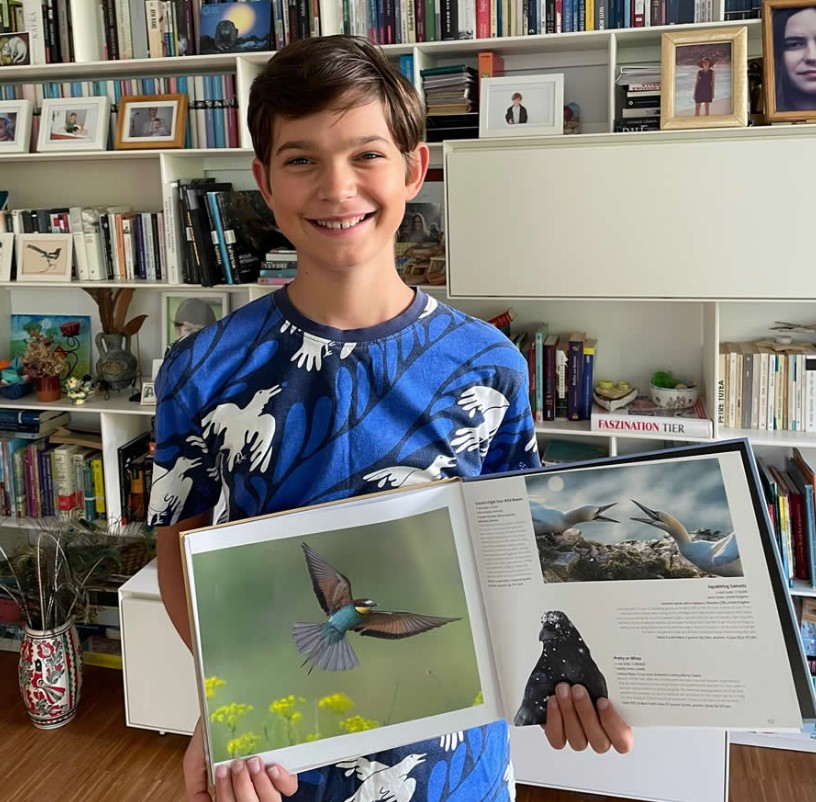 ساشا مع رسوماته