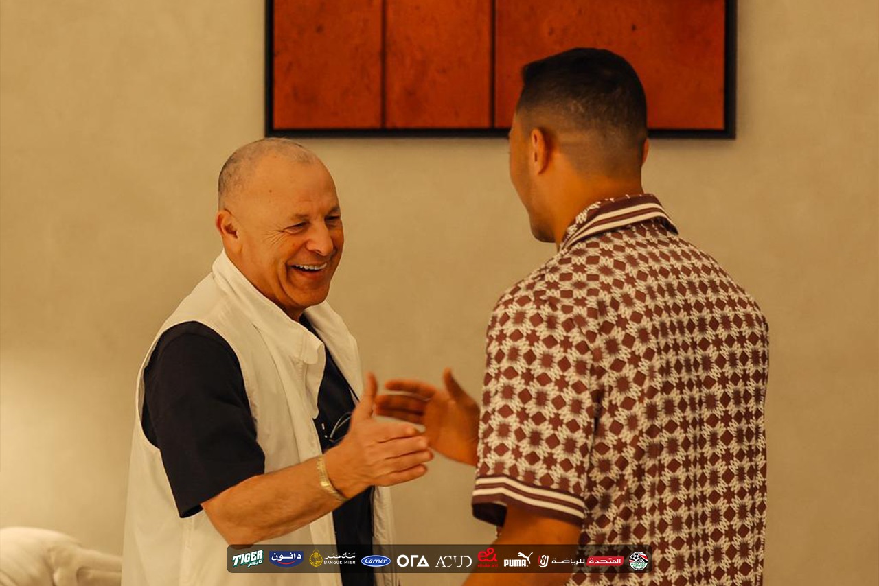 مصطفى محمد يصافح ابو ريدة