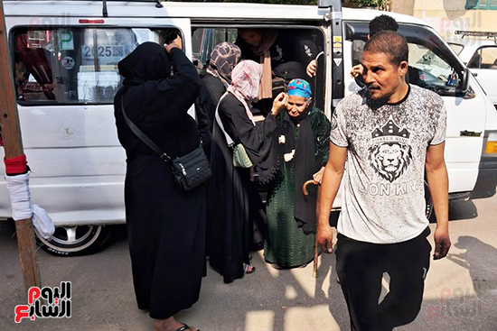 سيدة مسنة تدلى بصوتها فى انتخابات مجلس النواب بالدقى (2)