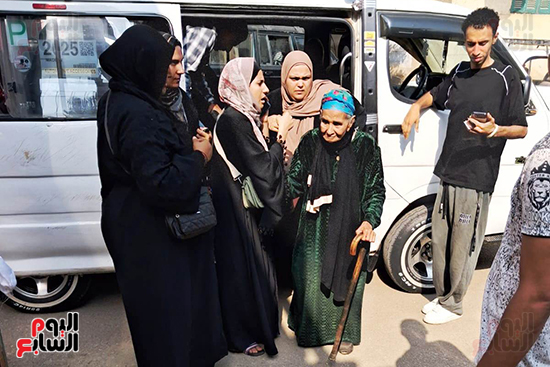 سيدة مسنة تدلى بصوتها فى انتخابات مجلس النواب بالدقى (1)