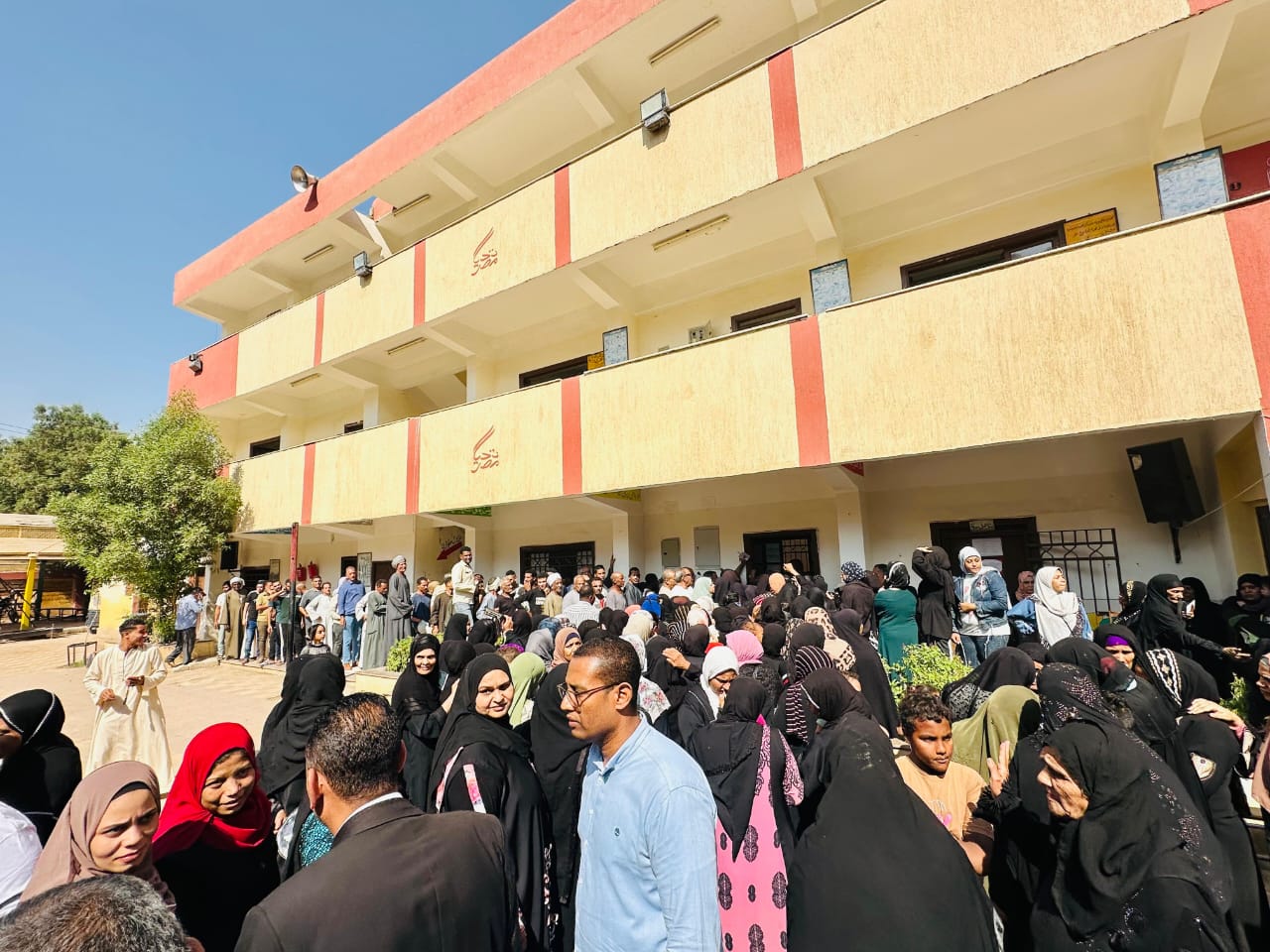 إقبال كثيف من الناخبين على لجان الاقتراع بمحافظة الأقصر   (1)