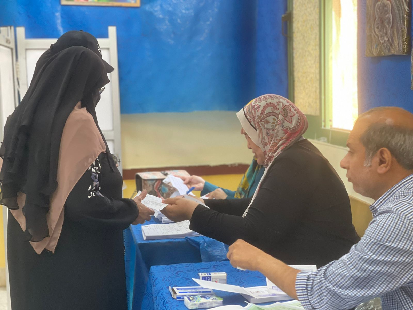 اقبال السيدات فى أول أيام التصويت بانتخابات النواب فى الجيزة اقبال السيدات فى أول أيام التصويت بانتخابات النواب فى الجيزة