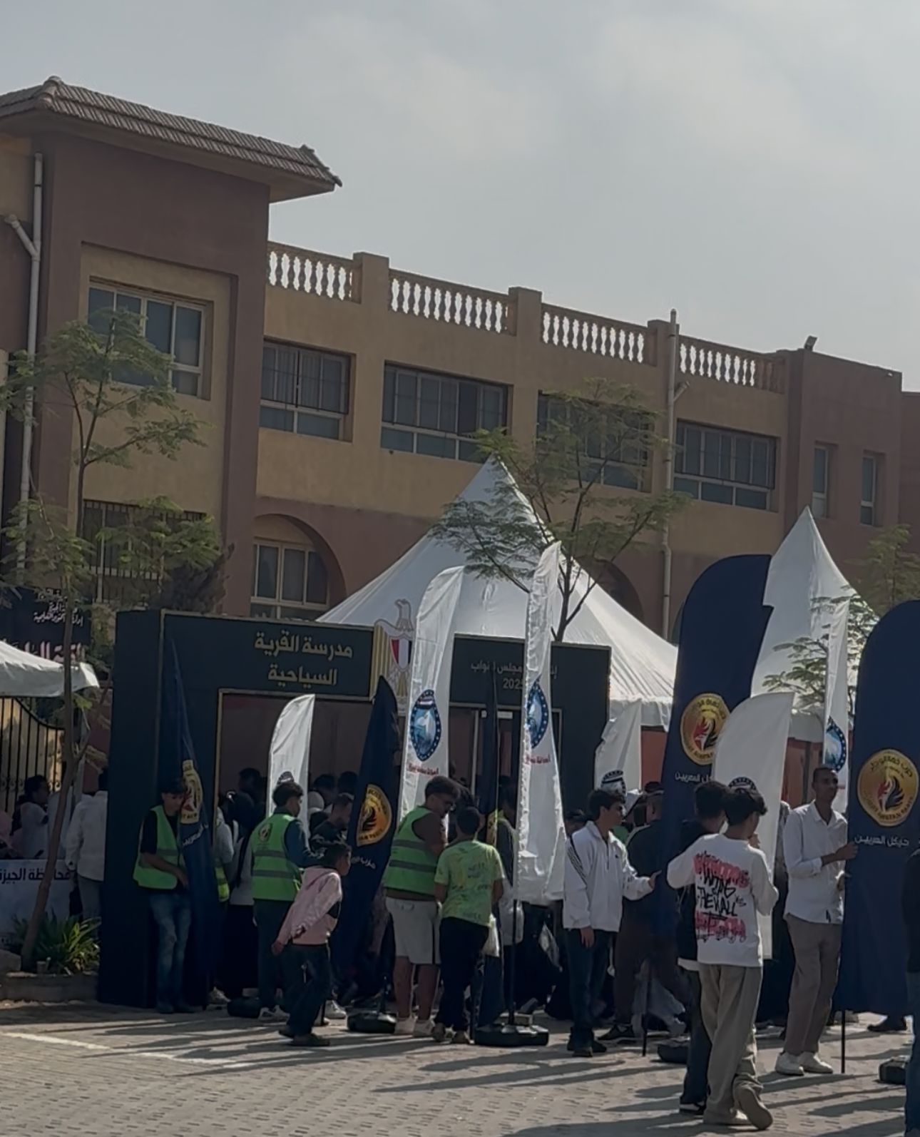 تزاحم وطوابير أمام مدارس الحي المتميز بأكتوبر للإدلاء بأصواتهم في انتخابات مجلس النواب (2)