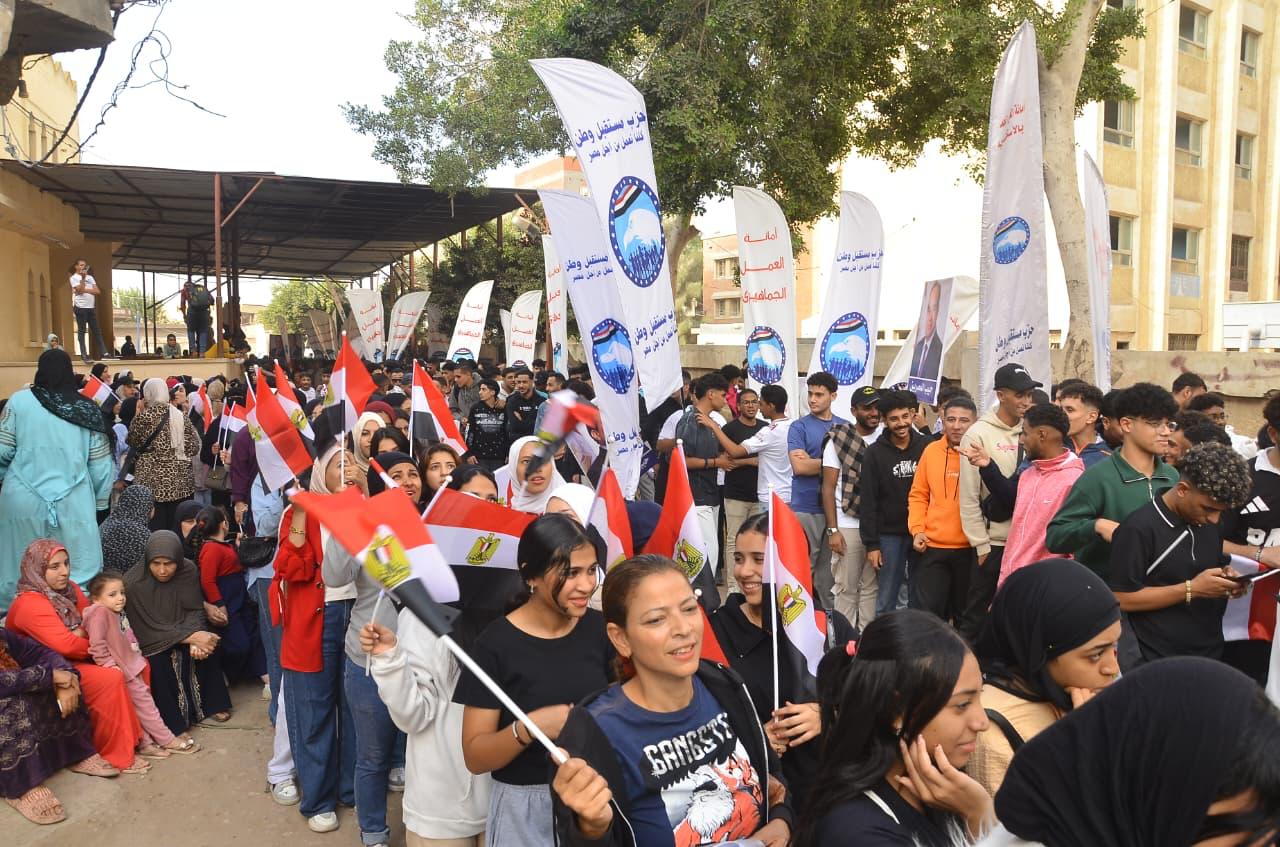 توافد الناخبين على لجنة مدرسة أبيس السابعة الابتدائية فى الإسكندرية (1)