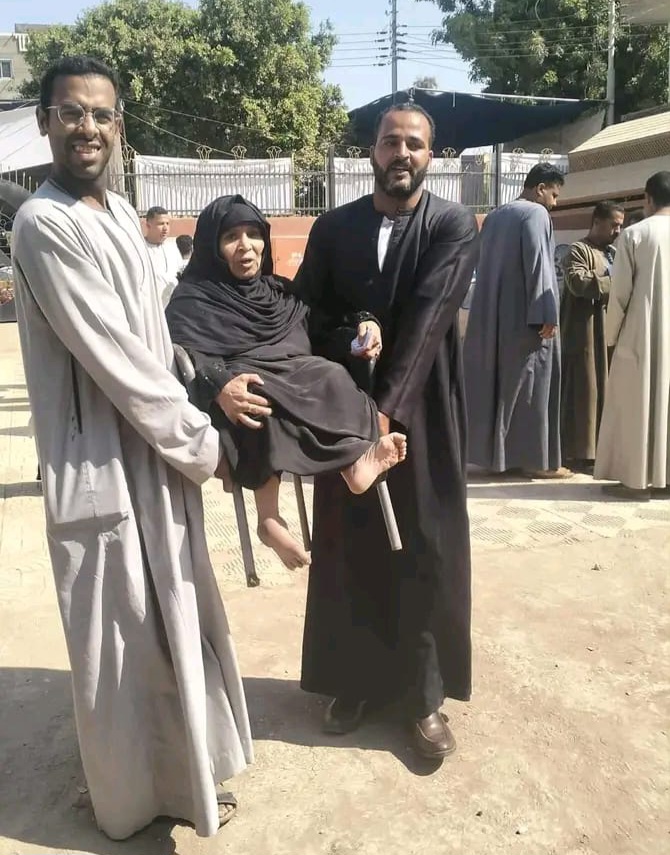 شباب إسنا يدعمون كبار السن للتصويت في لجان انتخابات