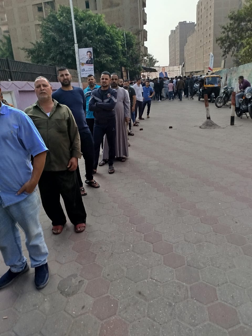 طوابير للناخبين بمدارس أرض اللواء للتصويت بانتخابات مجلس النواب بعد انتهاء فترة الراحة طوابير للناخبين بمدارس أرض اللواء للتصويت بانتخابات مجلس النواب بعد انتهاء فترة الراحة