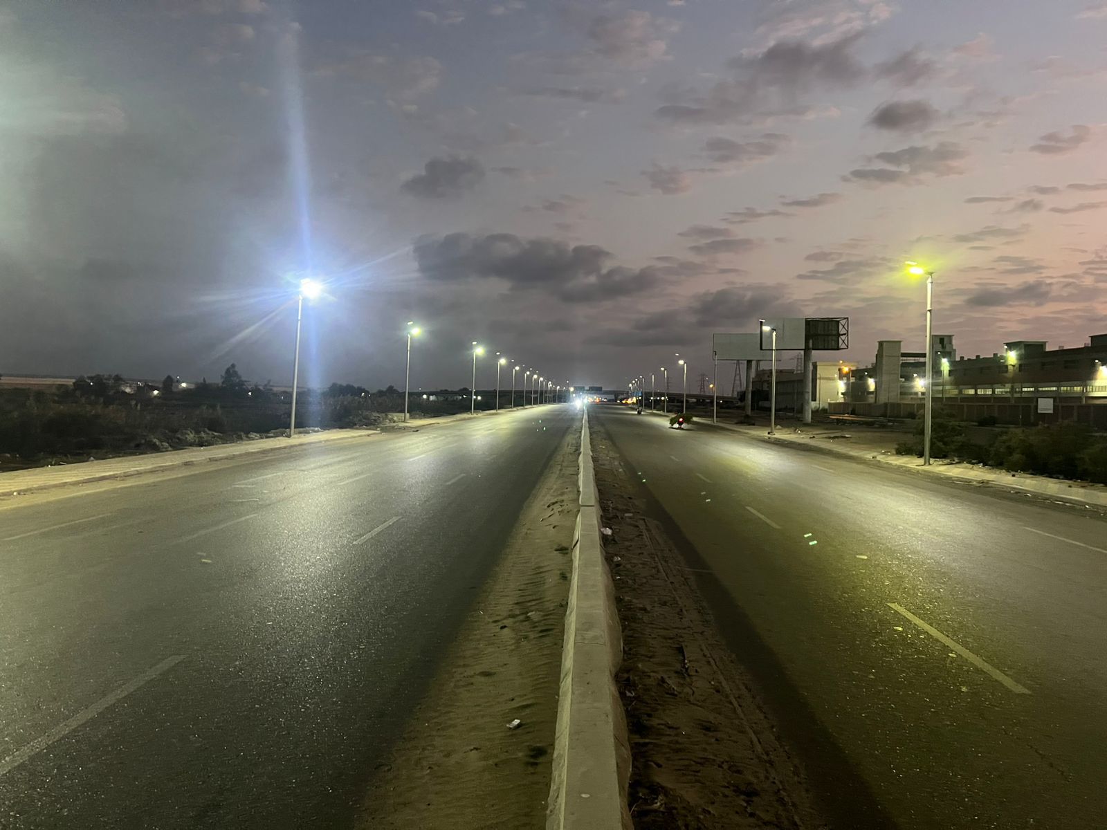 إنارة طريق بورسعيد الإسماعيلية بالطاقة الشمسية 