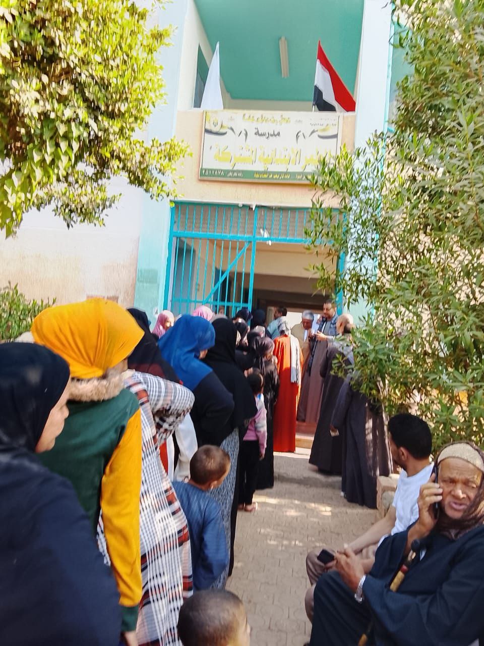 طوابير السيدات أمام لجان انتخابات مجلس النواب بمحافظة أسيوط طوابير السيدات أمام لجان انتخابات مجلس النواب بمحافظة أسيوط