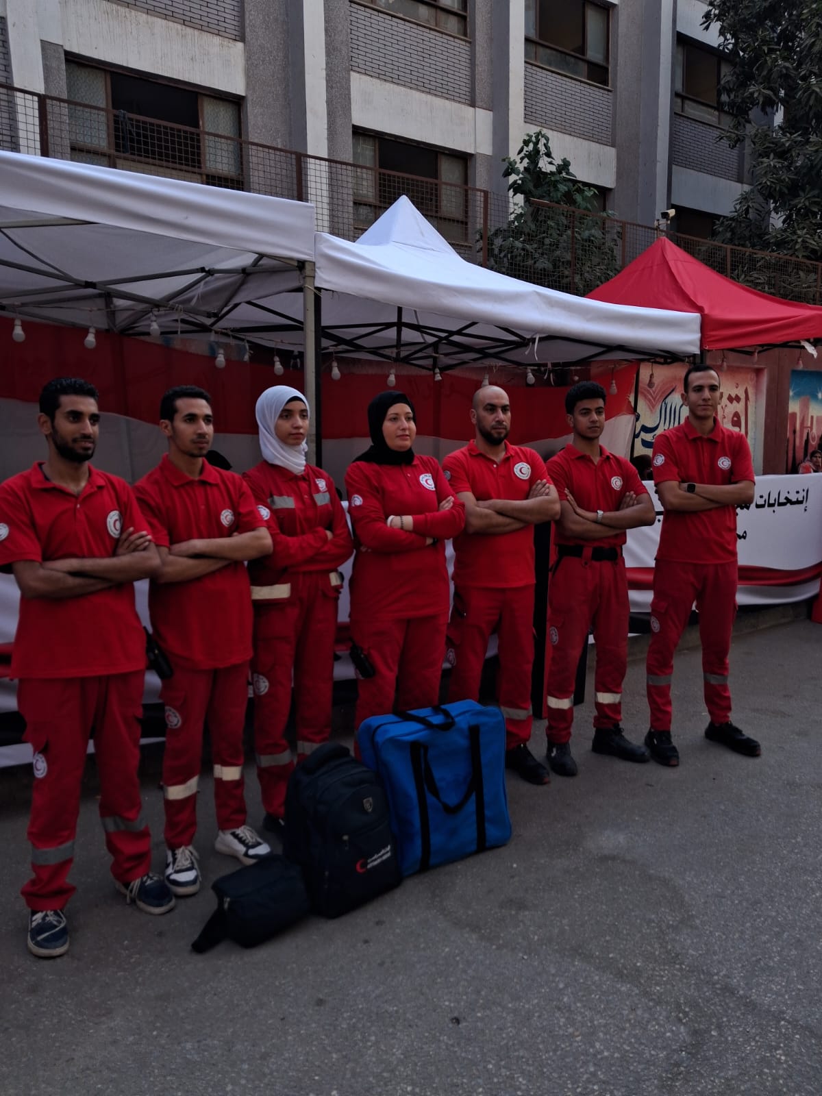 الهلال الاحمر أمام احد المدارس