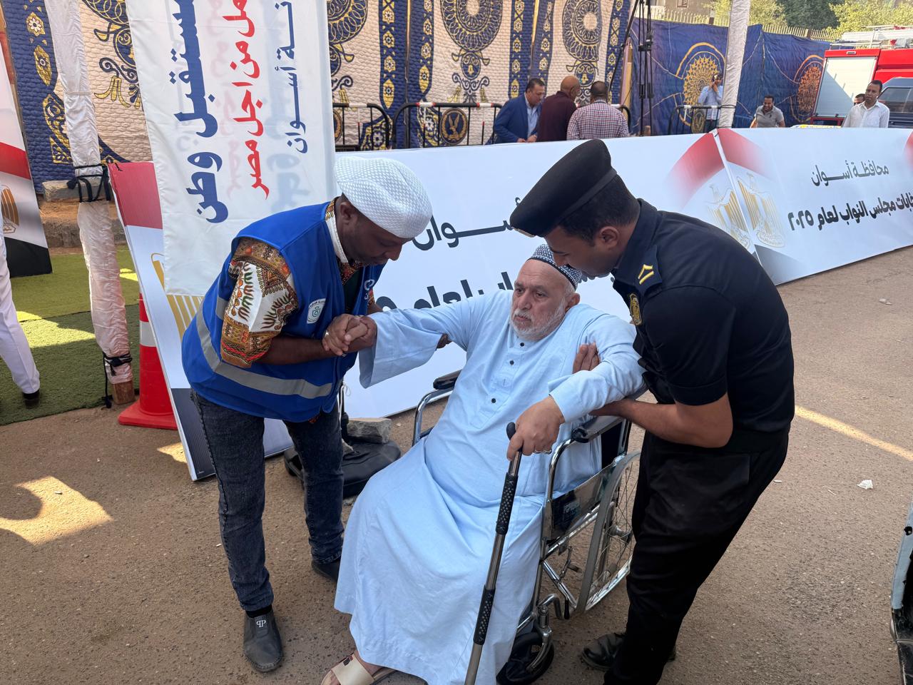 مساعدة رجل مسن