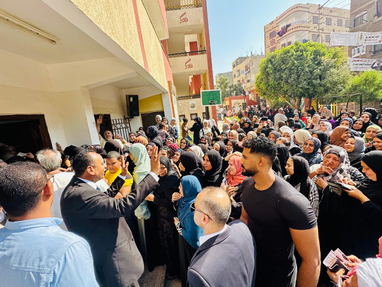 إقبال كثيف من الناخبين على لجان الاقتراع بمحافظة الأقصر   (1)