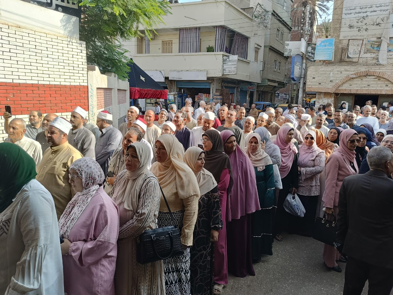توافد الناخبين على لجان البحيرة للإدلاء بأصواتهم بانتخابات مجلس النواب 2025 (1)