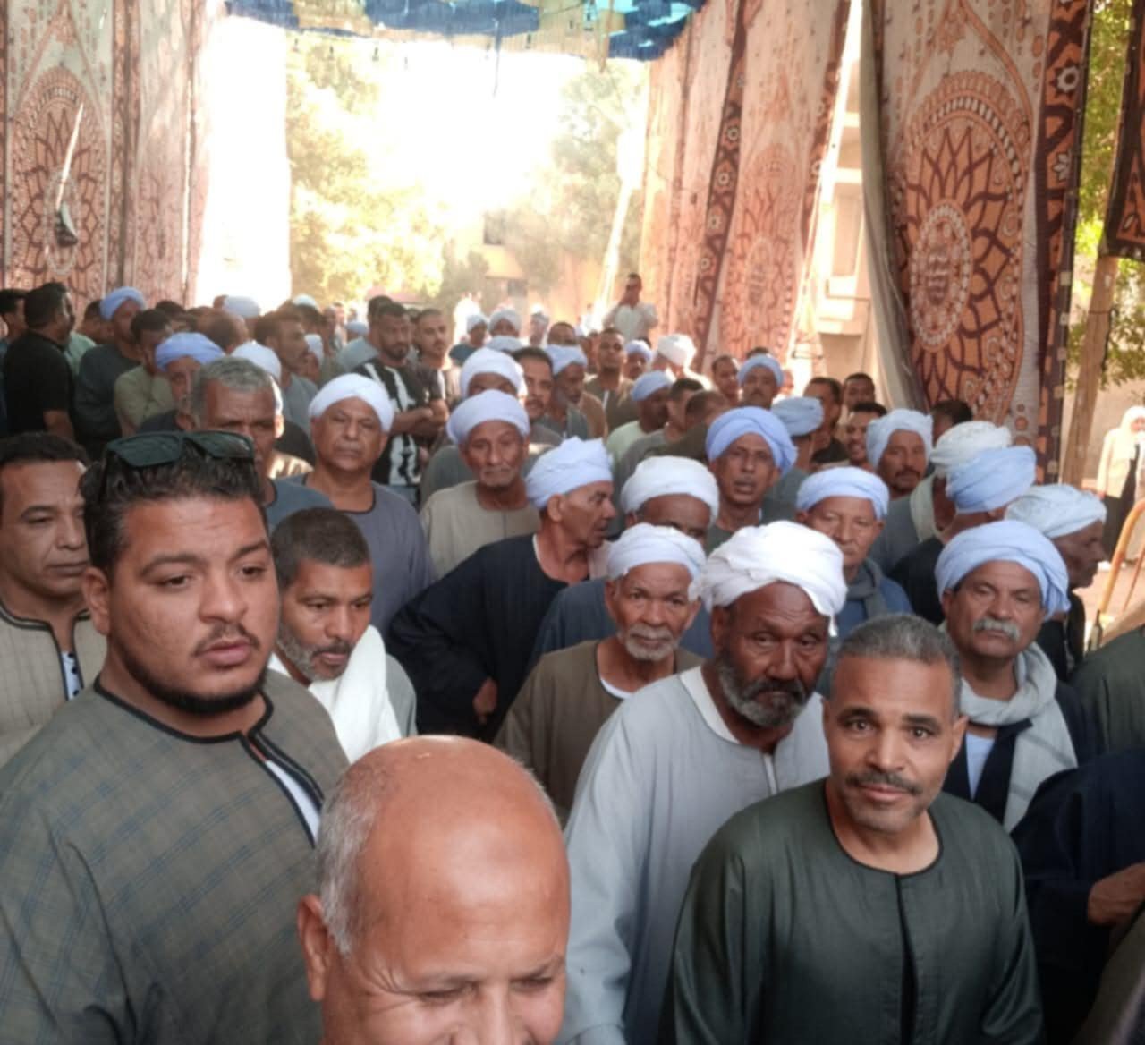 طوابير من الناخبين أمام لجان قرية العشي بالأقصر