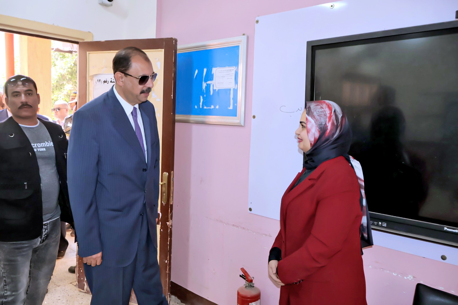 المحافظ  بإحدى اللجان 