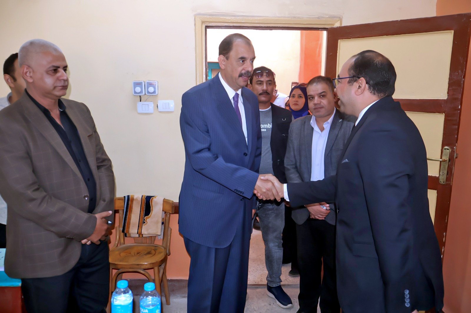 المحافظ مع رئيس اللجنة بطما 