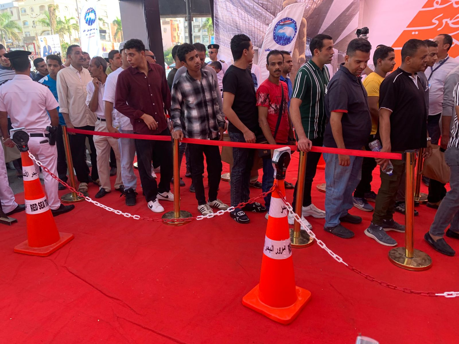 اصطفاف الناخبين أمام اللجان 