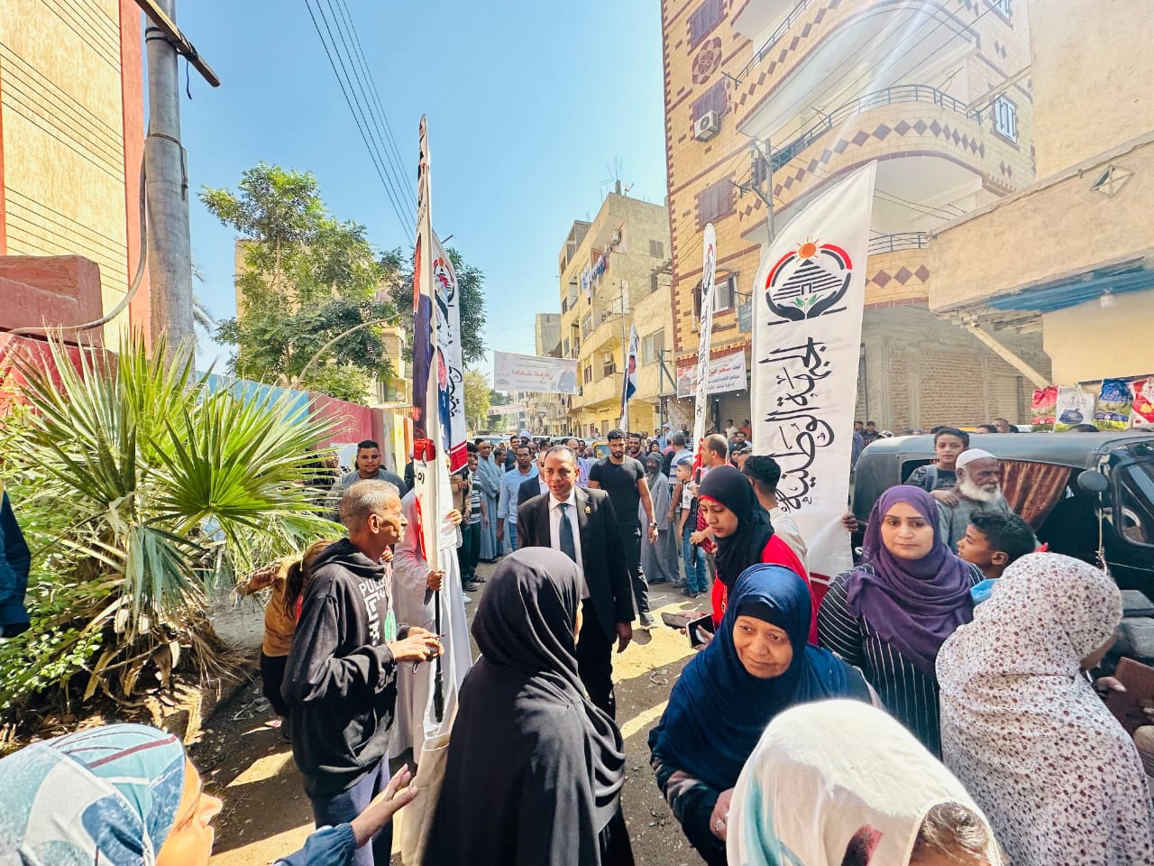 إقبال كثيف من الناخبين على لجان الاقتراع بمحافظة الأقصر   (2)